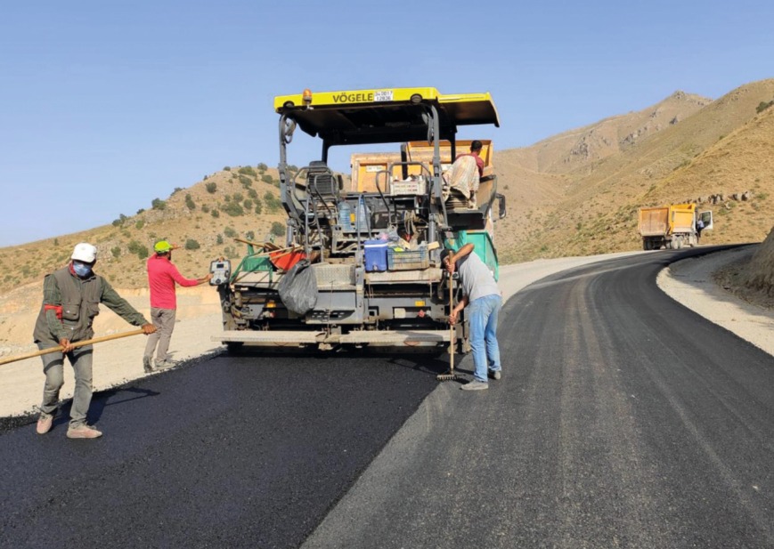 Çukurca–Dağlıca yolunda asfalt serimi