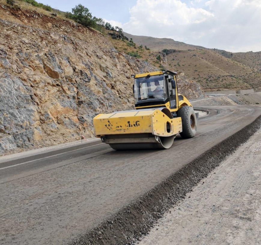 Çukurca–Dağlıca yolunda silindir çalışması