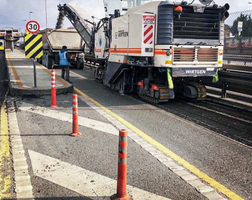 İstanbul’da asfalt serim ekibi