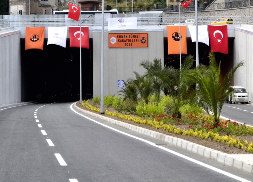 Konak Tüneli girişleri