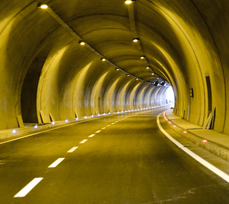 Konak Tüneli içindeki yol ve tünel aydınlatması